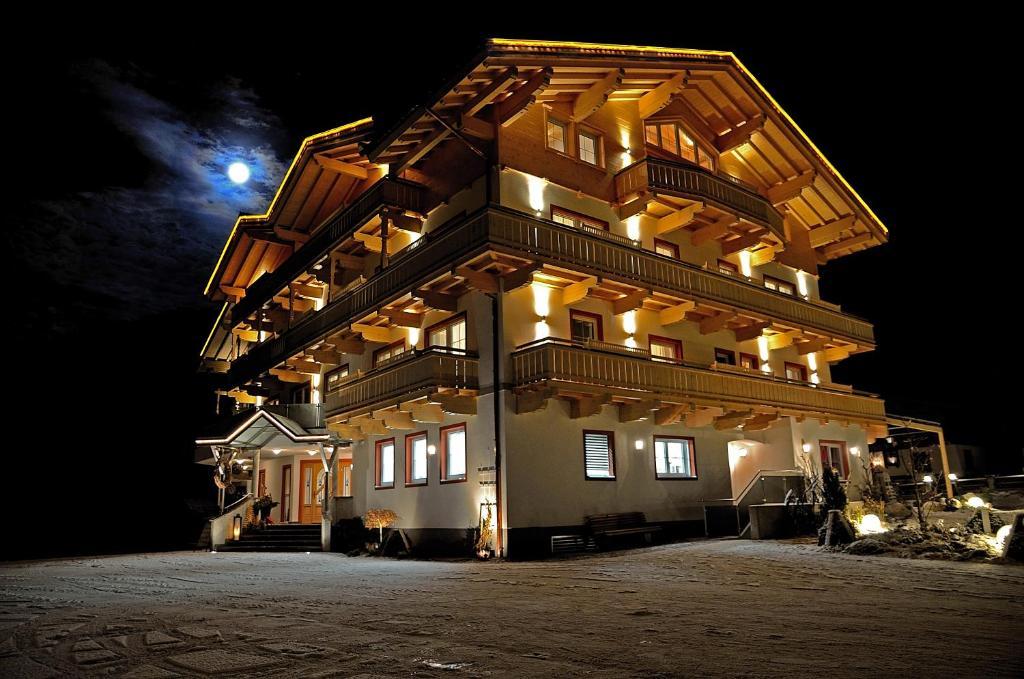 Hotel Grundlhof Bramberg am Wildkogel Exterior foto